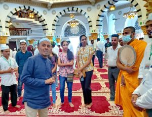 2-Sheikh-Muneer-Mulaffer-Lead-Mosque-Tour-Guide-conducts-a-mosque-tour-for-a-Buddhist-monk-and-some-Sinhalese-visitors.-Mosque-tours-are-based-on-language-preference