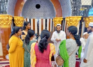 7-Mosque-Tour-Guide-Munzeer-in-action